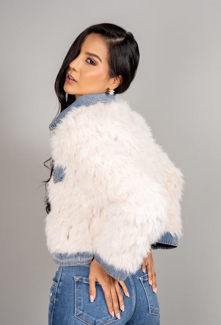 Chaqueta de pelos y jean - costado