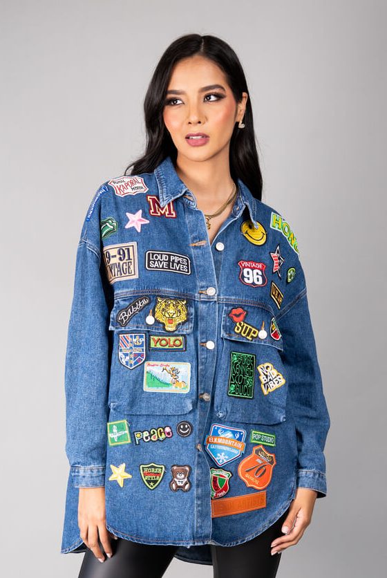 Chaqueta de denim larga de parches