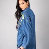 Chaqueta de denim larga con parches de colores - costado