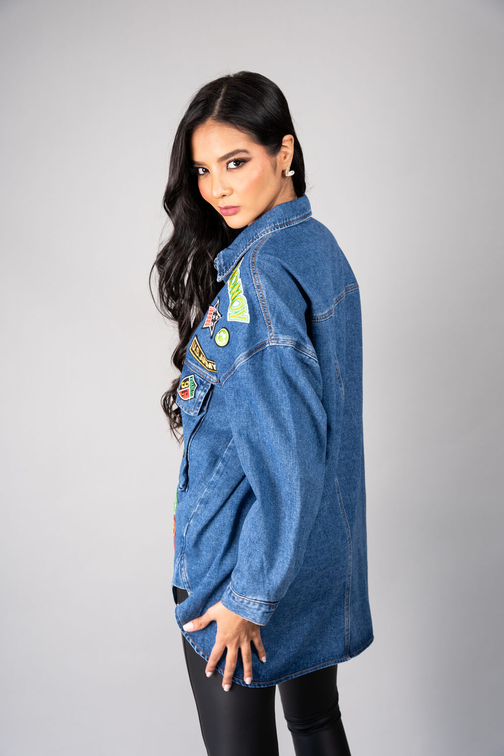 Chaqueta de denim larga con parches de colores - costado