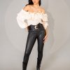 Pantalón cuerina y blusa con boleros