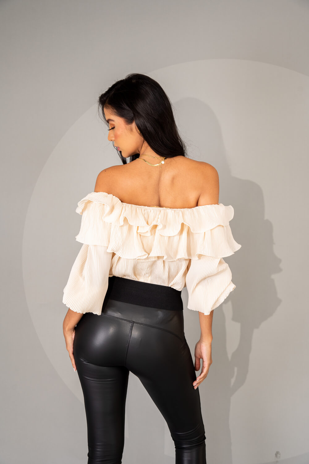Blusa con boleros grandes cuello bandeja - espalda